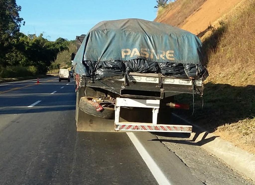 Neblina pode ter atrapalhado visibilidade do motorista da picape, que bateu nesse caminhão 