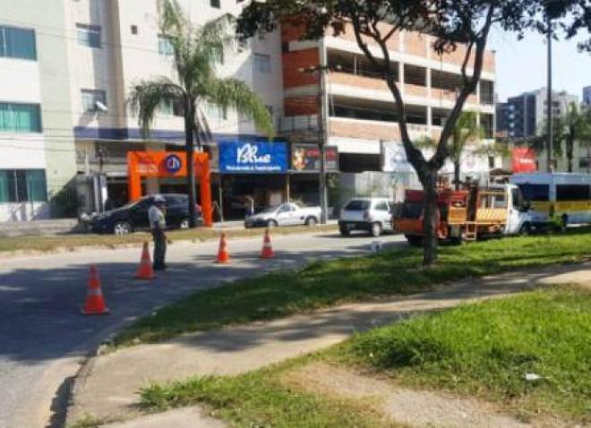 O serviço está sendo realizado na avenida Fernando de Noronha
