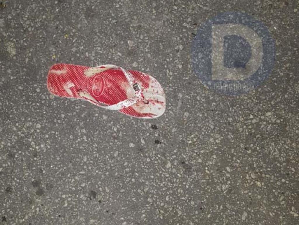 Sandália da vítima deixada na rua Indonésia, por onde tentava fugir de assaltantes 