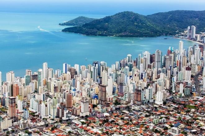 Balneário Camboriú fica a 80 quilômetros de Florianópolis