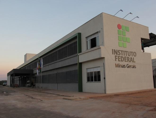 O prédio foi totalmente reformado e salas equipadas para atender cursos técnicos e curso superior