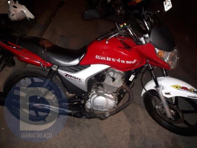 A moto que teria sido usada nos roubos foi apreendida pela PM
