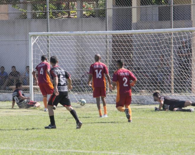 Mazinho, artilheiro da competição, no lance do terceiro gol do campeão  
