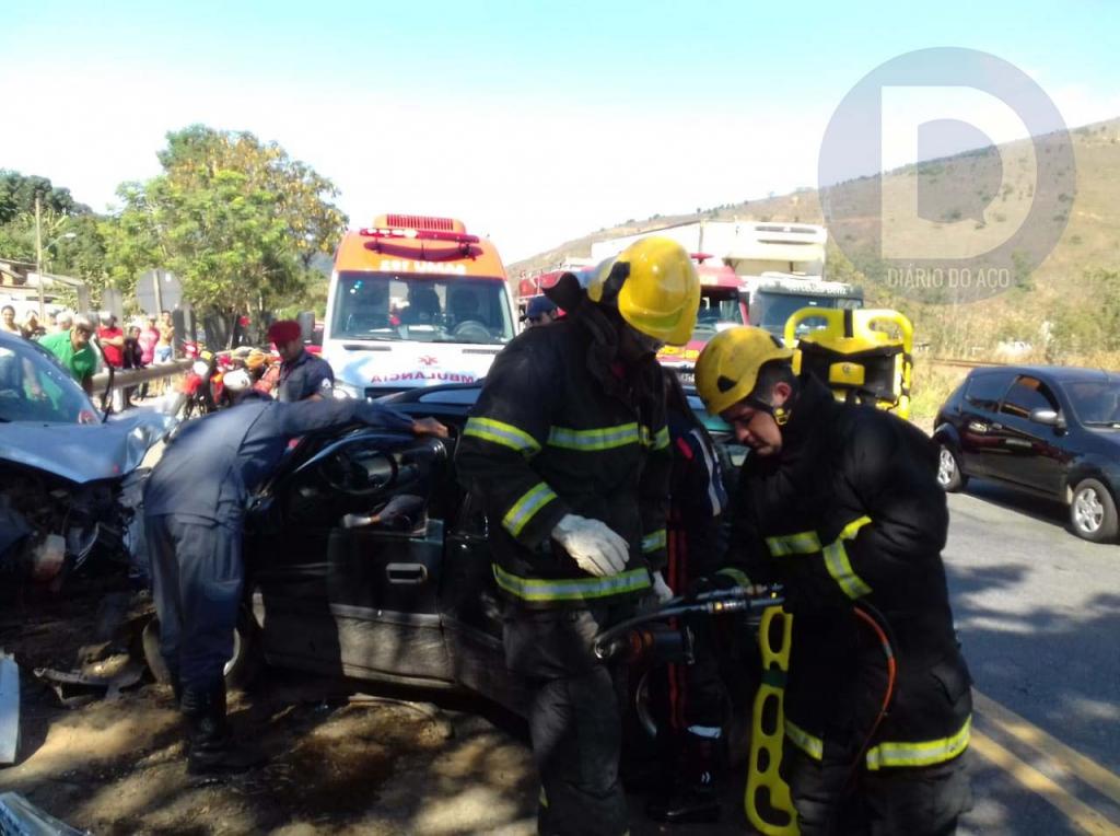 Equipes do Corpo de Bombeiros e do Samu socorrem vítima de acidente nesse começo de tarde 