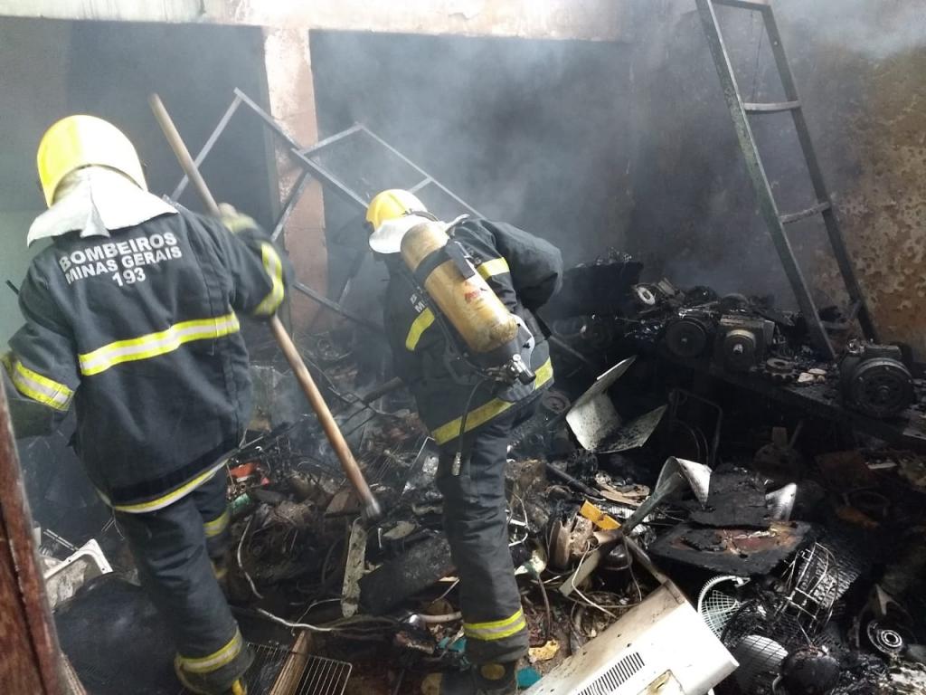 Equipes de Coronel Fabriciano e Timóteo atuaram no combate às chamas que destruíram parcialmente uma residência