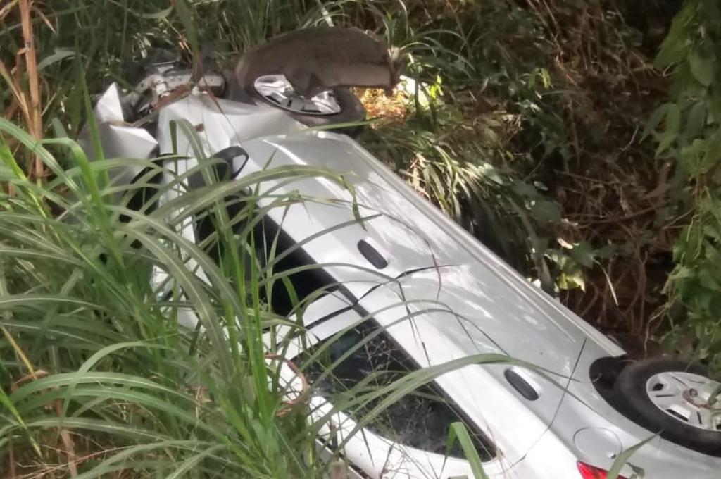 Carro caiu em ribanceira à margem da BR-116 