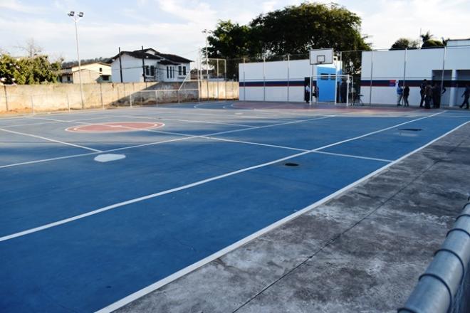 Localizada em um terreno atrás da Escola Estadual Ana Letro, a quadra esportiva vai servir moradores e no futuro fará parte do conjunto do Centro de Treinamentos do Corpo de Bombeiros