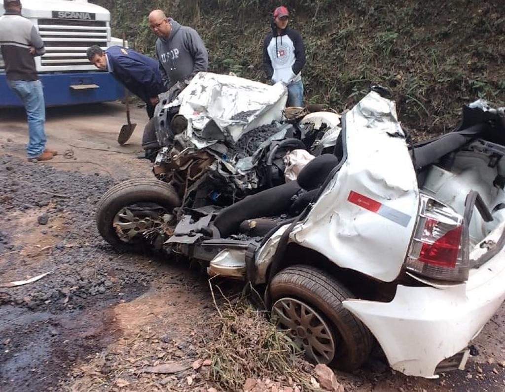 Um caminhão que puxava uma carreta basculante carregada com coque siderúrgico perdeu o controle e atingiu esse Fiat Palio; o motorista não resistiu