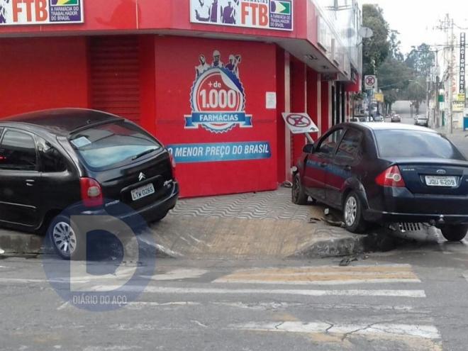 Os dois carros, após a colisão, ficaram sobre o passeio