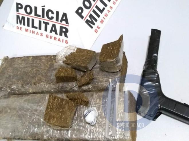 As porções de maconha apreendidas durante as buscas no local denunciado