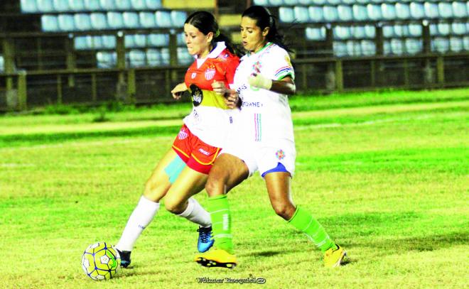 Priscilla marcou o gol do Ipatinga, na cobrança de um pênalti 