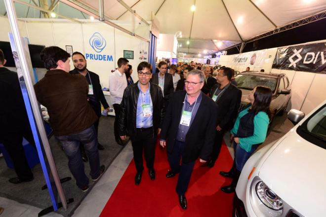 Autoridades locais realizaram caminharam por toda a feira e conferiram as novidades apresentadas pelos expositores