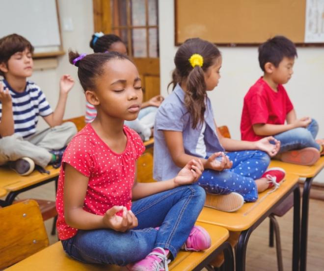 Também é importante que as escolas passem a abordar mais questões comportamentais e não apenas os conteúdos curriculares