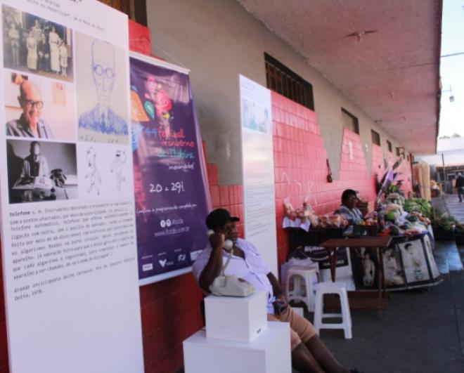 A exposição “Drummond: fala, fala, fala...” passará por 14 pontos da cidade
