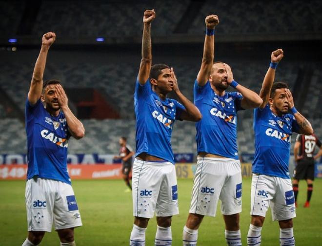 Jogadores do Cruzeiro comemoram com Barcos, após ele marcar seu primeiro gol pela Raposa