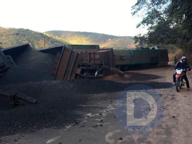 A locomotiva e alguns vagões descarrilaram na colisão com um caminhão