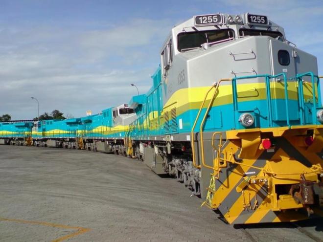 Trens voltam a circular pela EFVM depois de resolvida interdição por acidente entre cargueiro e carreta, em Resplendor - MG