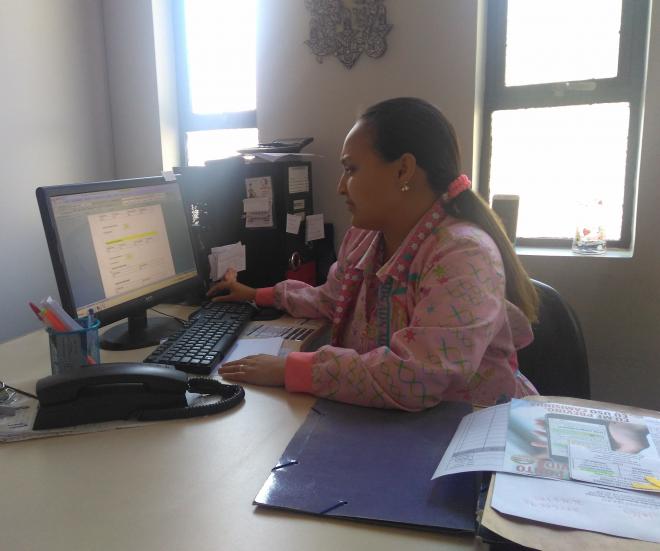 A gerente do CCDIP, Yensi Nazareth, alerta os pacientes que interromperam o tratamento da hepatite