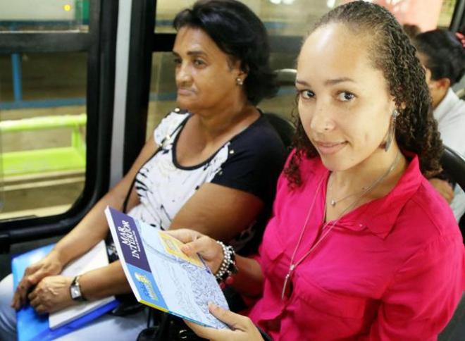 Bruna: Eu tenho em média uns 20 livros. Adoro ler. É uma forma de me divertir e conhecer outras culturas”