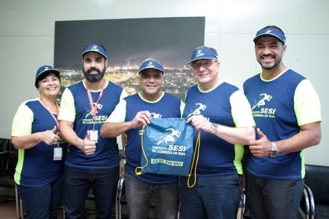 O prefeito Nardyello Rocha recebeu nesta quarta, das mãos do presidente regional da FIEMG, Flaviano Gaggiato, um kit para participação no Circuito