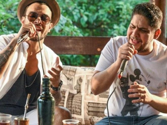 A música foi uma das mais tocadas e é considerado por críticos como o hit do ano