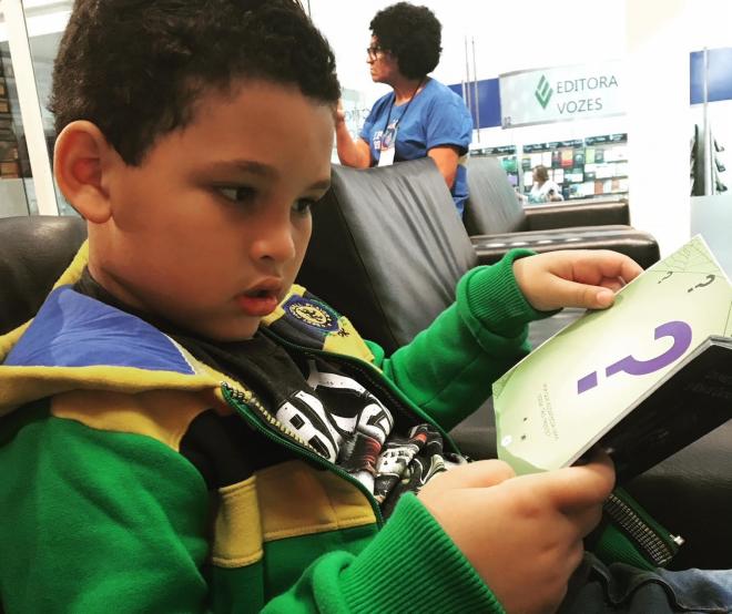 Iniciativa visa o incentivo à leitura e foi idealizada por Max Martins, de apenas 7 anos