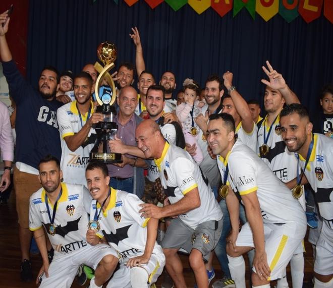Jogadores do Futebol Moleque comemoram conquista do título no futsal  