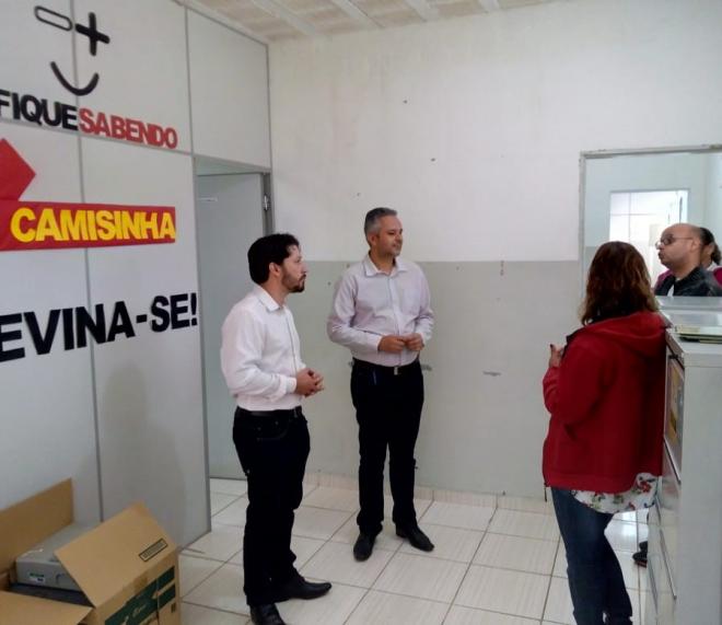  Douglas e o secretário Eduardo Morais ouviram as demandas de servidores e usuários 
