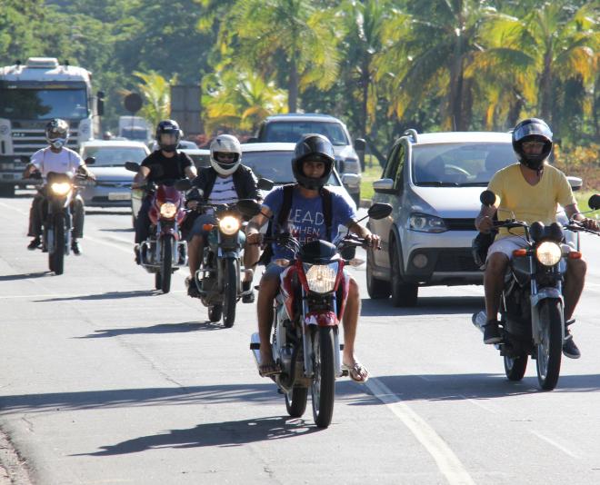 Motociclistas vivem o aperto do trânsito e lutam contra o tempo para chegar ao destino 