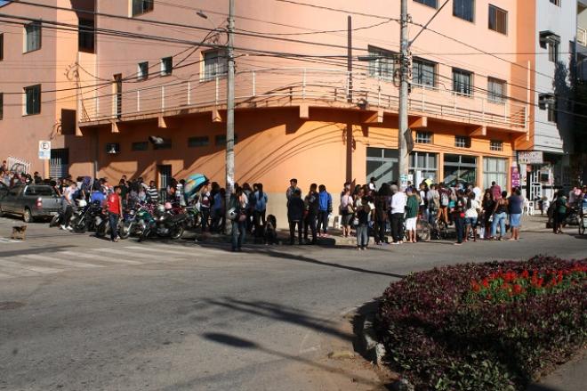 Centenas de pessoas fizeram fila na terça-feira, para se matricular nos cursos  