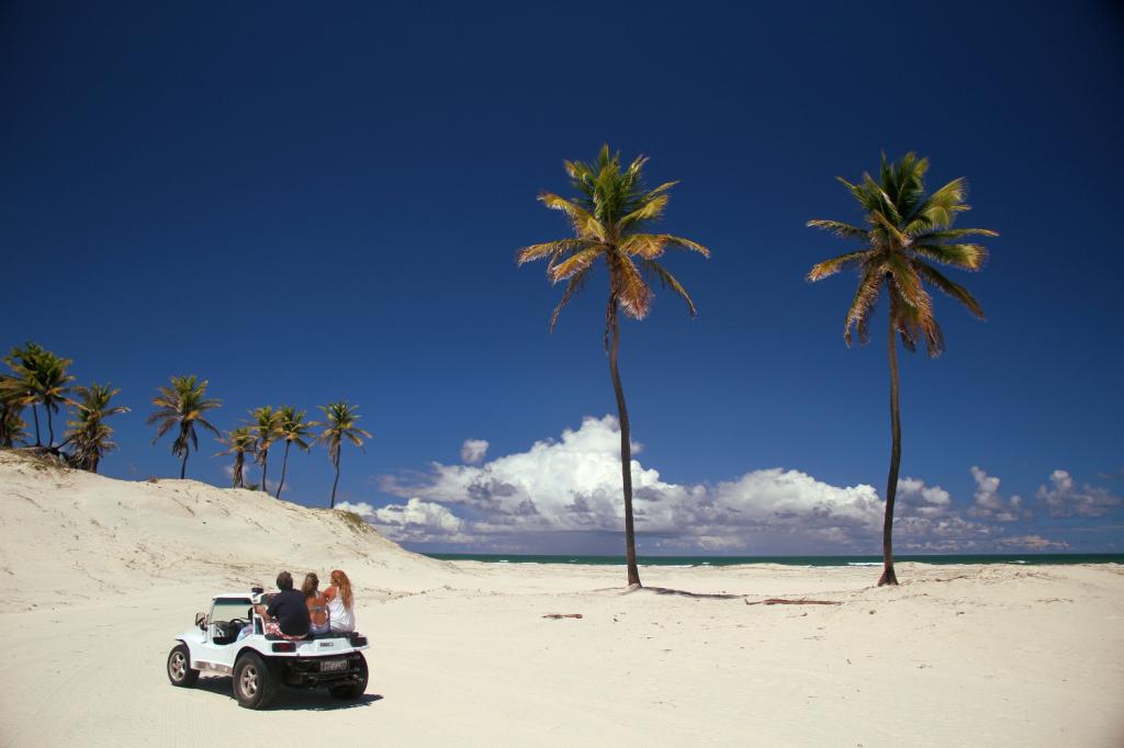Em Mangue Seco, passeio nas dunas é um dos programas em um paraíso natural entre Sergipe e a Bahia 