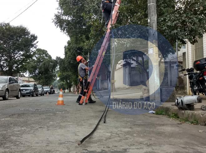 Essa foi a segunda vez na semana que ladrões carregam pedaços de cabos de telecomunicações em Ipatinga 