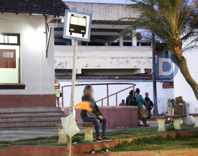 Após o anoitecer, o espaço e o entorno dele é dominado por moradores em situação de rua