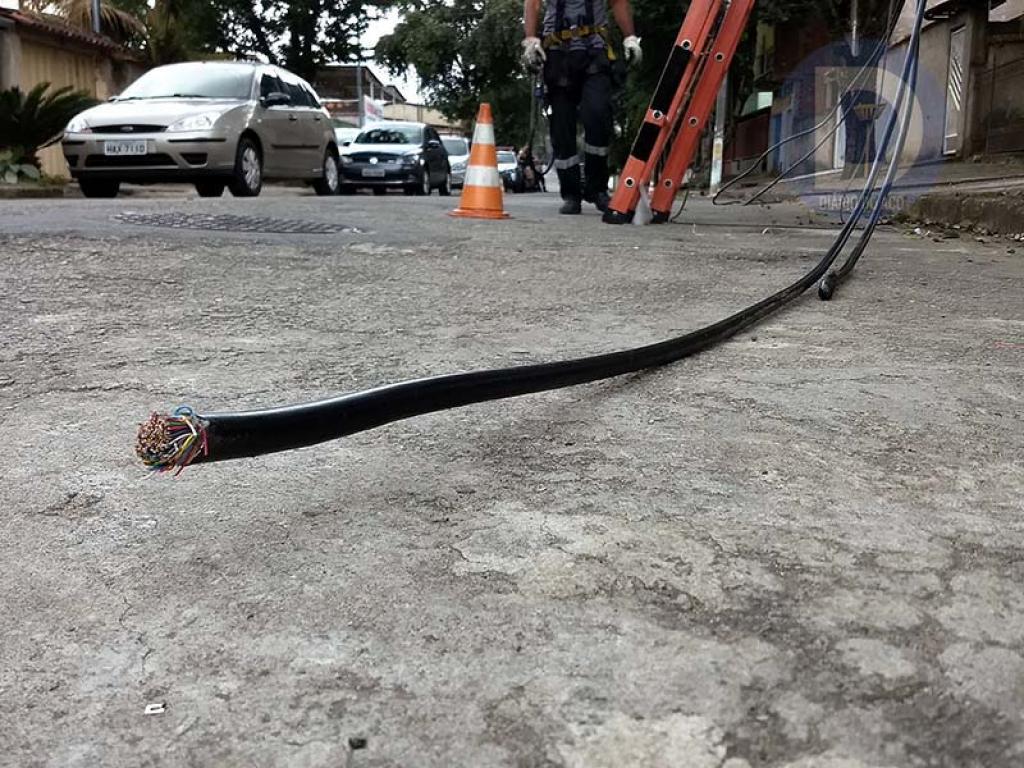 Na rua Caxias do Sul, no bairro Veneza, ladrões furtaram cabos na madrugada de sexta-feira (3)