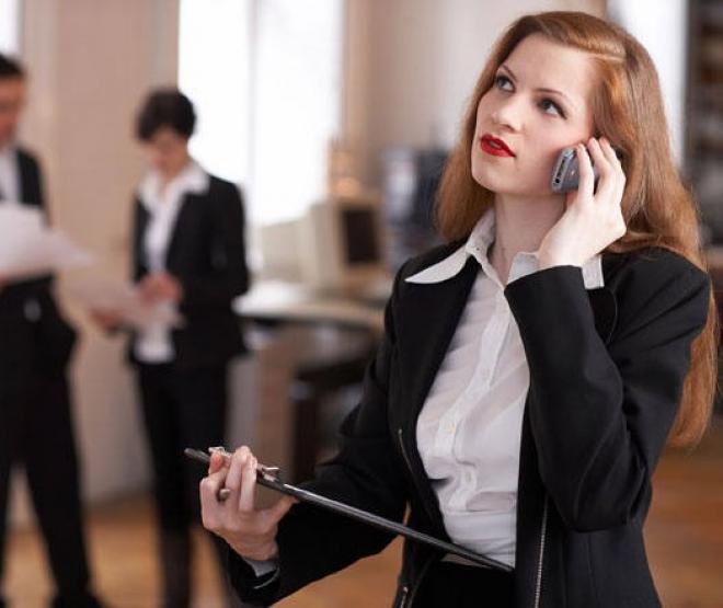 Apesar de vermos que as características femininas mudam o perfil de gestão de uma empresa, as organizações ainda relutam em contratar mulheres para cargos importantes