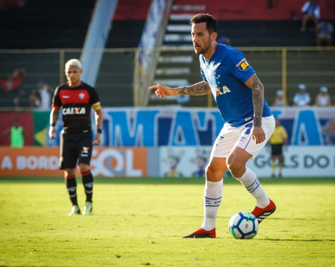 Ariel Cabral compôs o meio-campo no jogo contra o Vitória