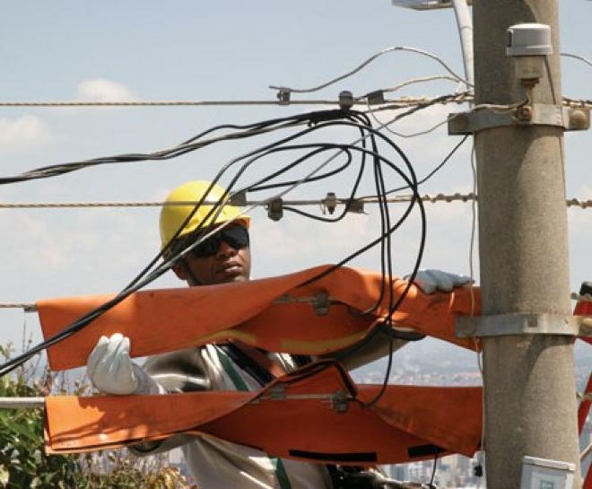 Caso precise executar algum serviço na instalação elétrica interna, o consumidor deverá desligar antes a chave geral (disjuntor) para sua segurança