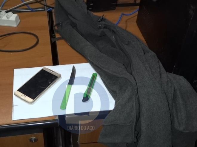 Além do estilete e de uma faca, a PM localizou o celular roubado de uma das vítimas