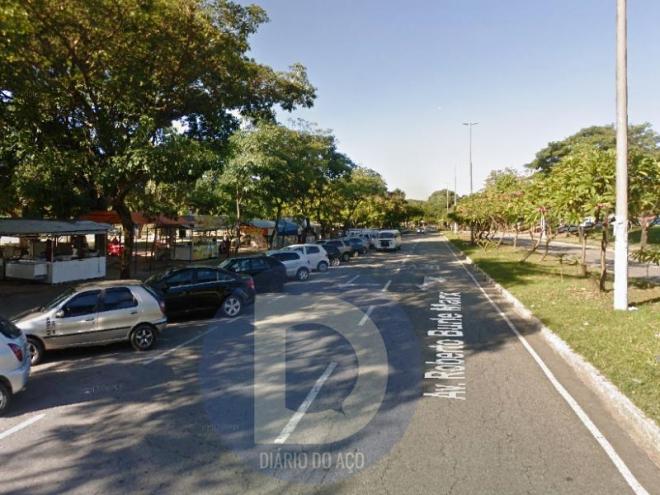 O anúncio do assalto aconteceu durante o trajeto na avenida Roberto Burle Marx