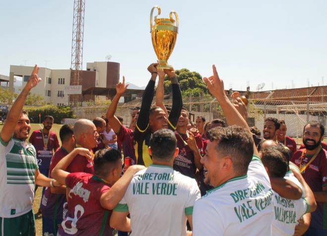Jogadores do Vale Verde comemoram com muita euforia o título. Pablo, que defendeu três cobranças, levanta o troféu  