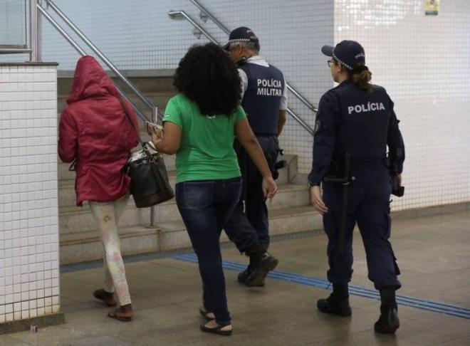 Amanda*, 34 anos, é conduzida por agentes do Ceam e policiais militares para fazer o boletim de ocorrência por agressão do companheiro - Antonio Cruz/ Agência Brasil