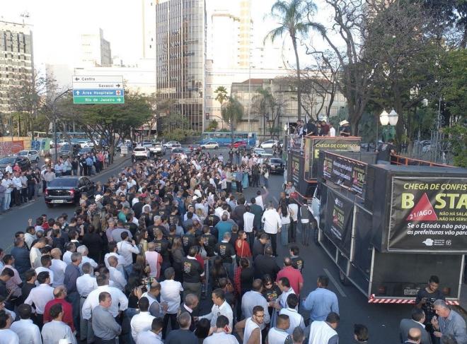 Prefeitos reuniram-se na cidade administrativa, percorreram o Centro de Belo Horizonte e foram para a Praça da Liberdade