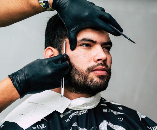 O ideal é buscar shampoos próprios para este fio, que geralmente podem ser utilizados durante o banho