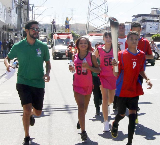 Estudantes participam do revezamento na corrida com a tocha pelo bairro Canaã 