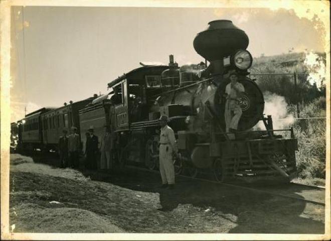 Locomotiva a vapor em Itabira. A data provável do registro é entre os anos de 1946 e 1951