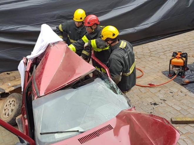 Os militares dos bombeiros retiram o corpo da vítima morta entre as ferragens