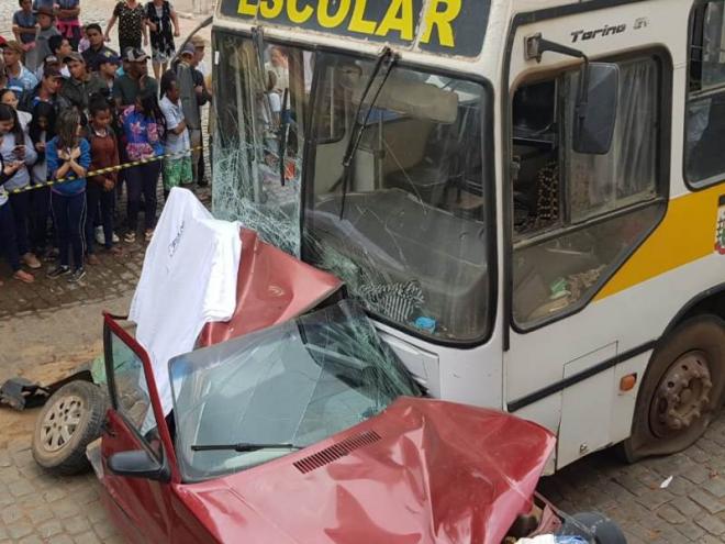 O coletivo atingiu três carros e um caminhão na manhã desta terça-feira