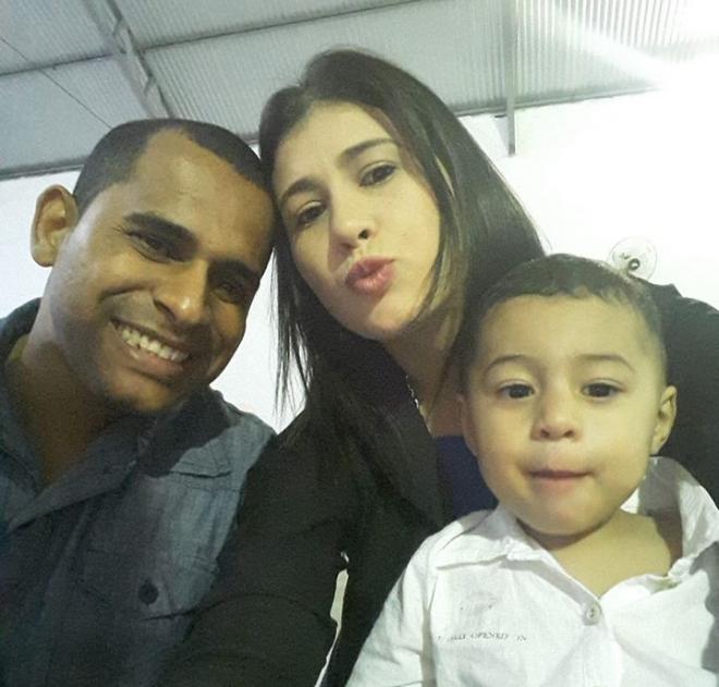 Daniel Henrique Freitas Souza com seus pais Greston e Cristina 
