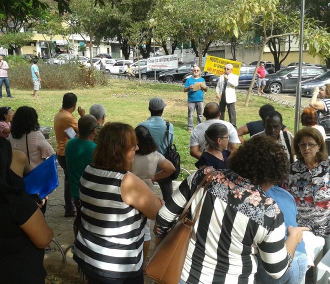 Reunião terça-feira (28), que começou na porta da prefeitura, tratou do pagamento das complementações para aposentados