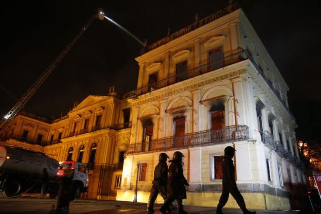 Um incêndio de proporções ainda incalculáveis atingiu, no começo da noite deste domingo (2), o Museu Nacional do Rio de Janeiro, na Quinta da Boa Vista, em São Cristóvão, na zona norte da capital fluminense Incêndio atinge Museu Nacional do Rio de Janeiro - Tânia Rego/Agência Brasil